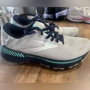 Brooks Adrenaline GTS 22 color Grey, Peacoat and Aruba size 8.5